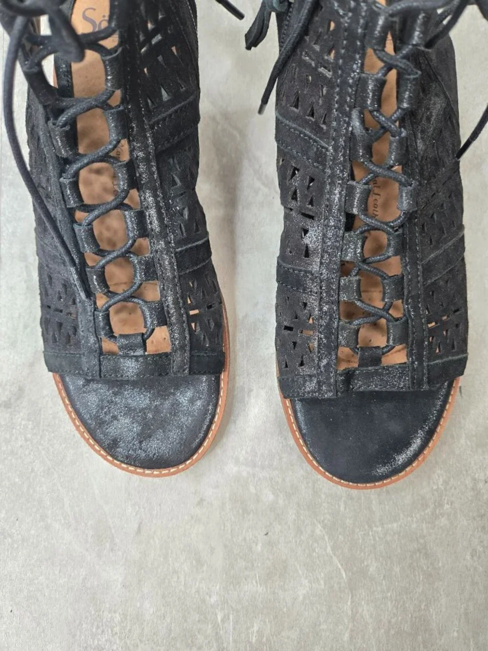 Sofft Boho Lace Sandals 9.5 Metallic Black Leather Flat Strappy Indie Gladiator